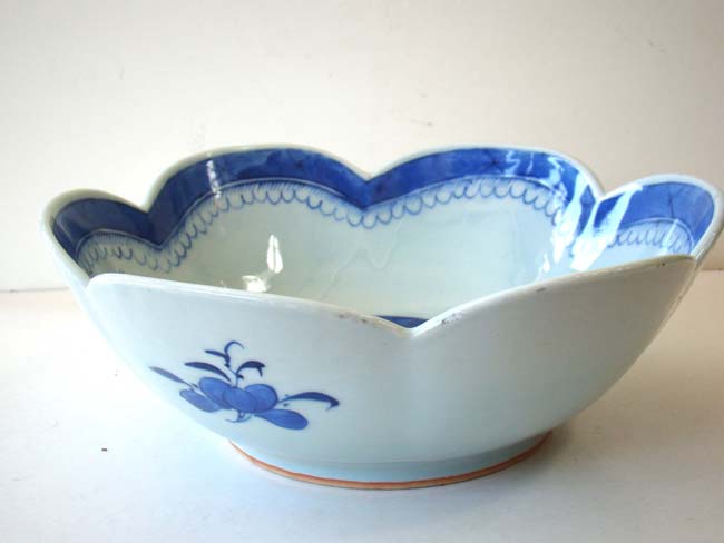 An exceptionally FINE and RARE early 19th century Chinese Export Porcelain 'Canton' six sided petal shaped bowl — image 2